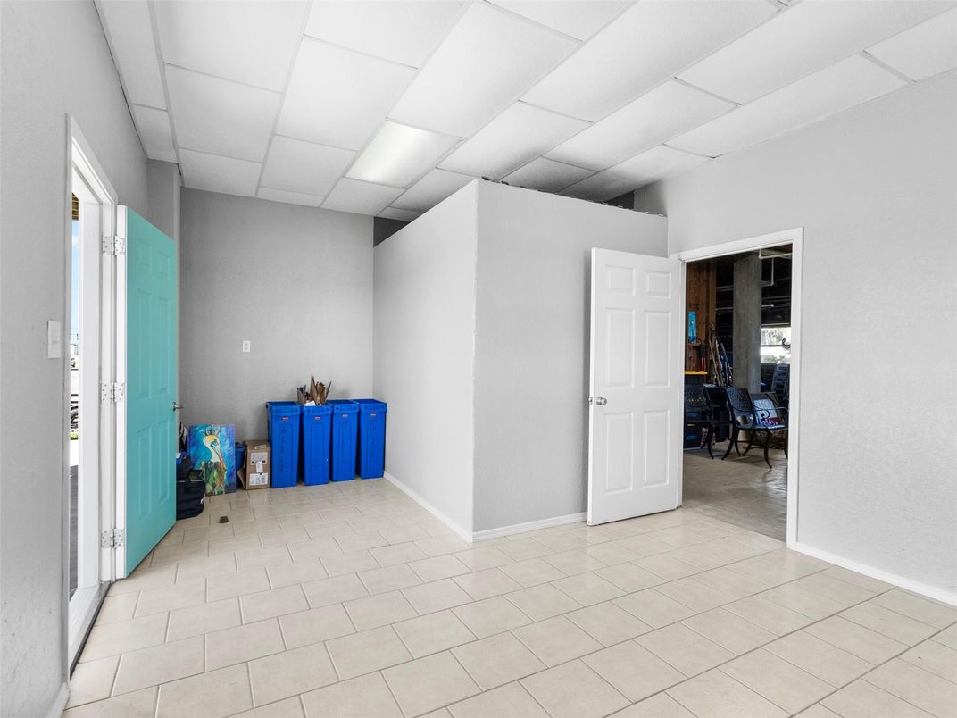 Empty room, Interior