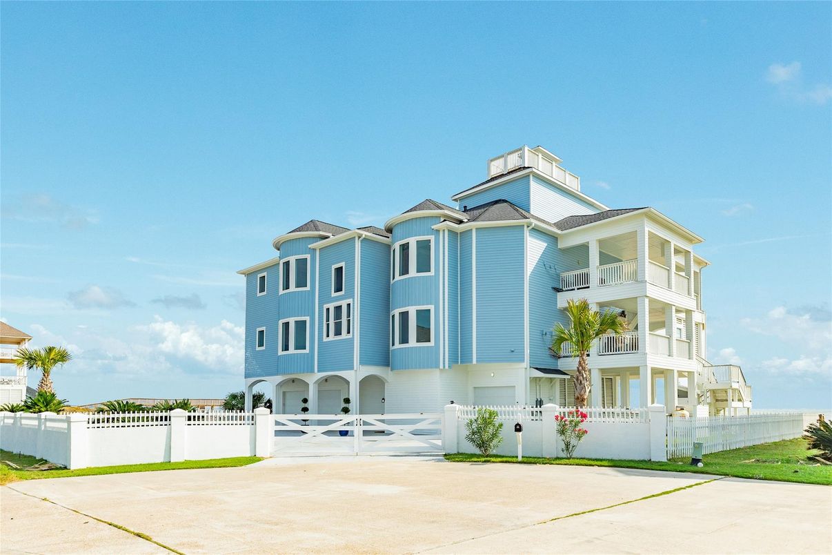 Exterior, Facade, Queen Anne Victorian