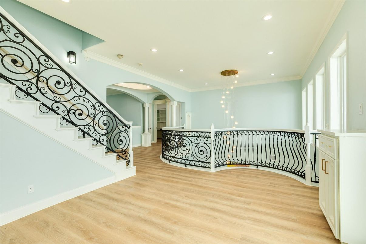 Interior, Pendant Lights, Recessed Lighting, Wood Texture Flooring