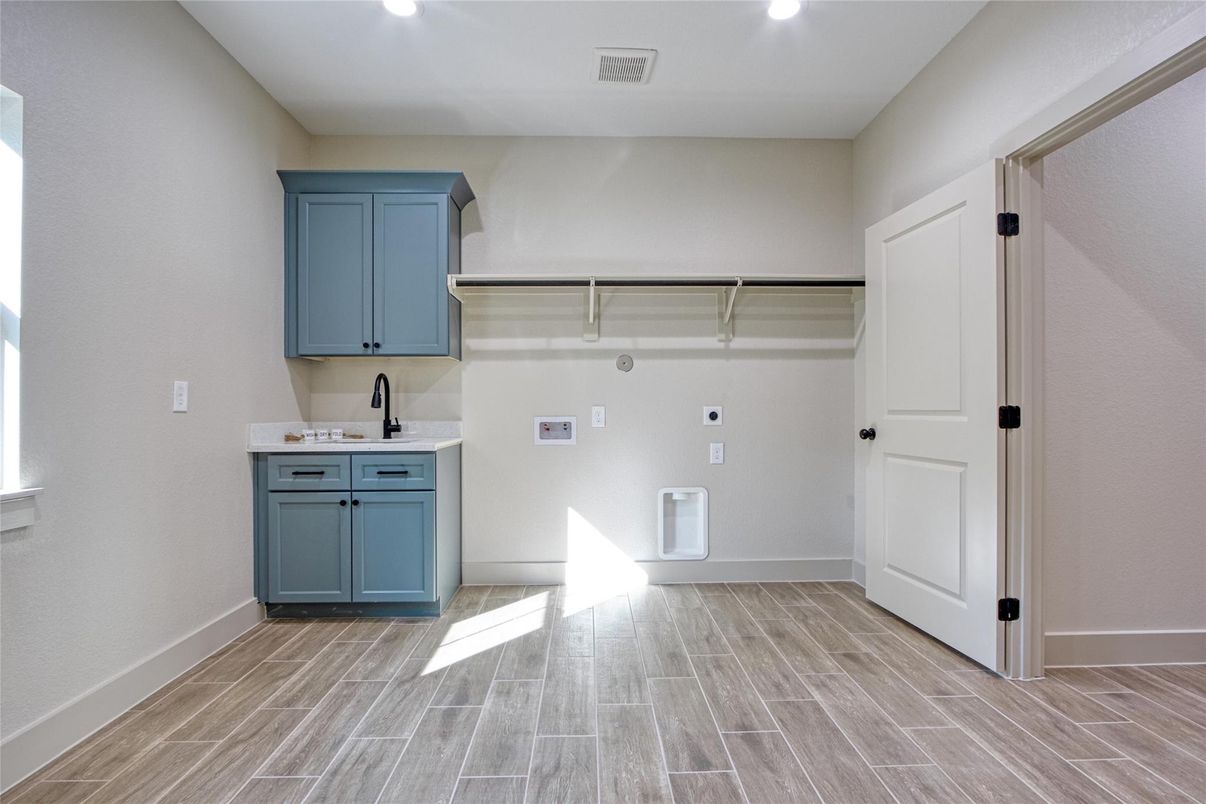 Interior, Recessed Lighting, Wood Texture Flooring