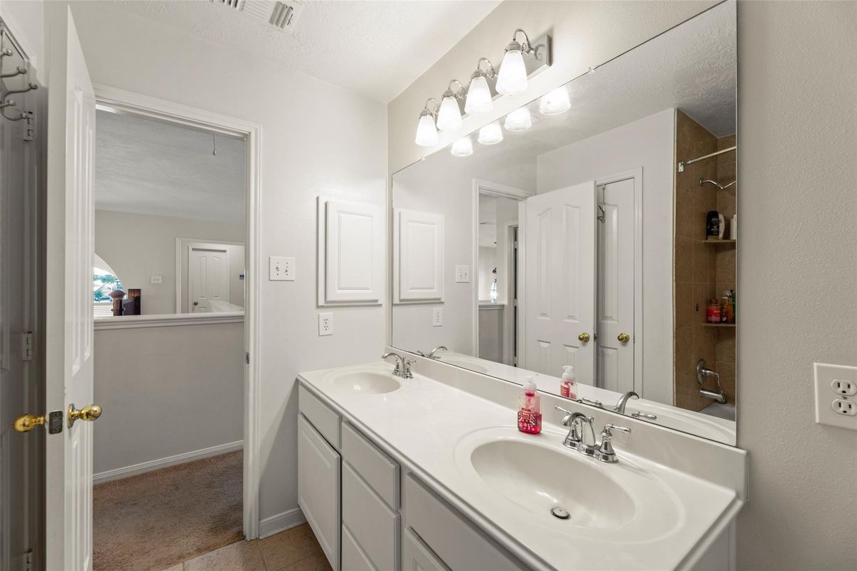 Bathroom, Dual Sink Vanities, Interior