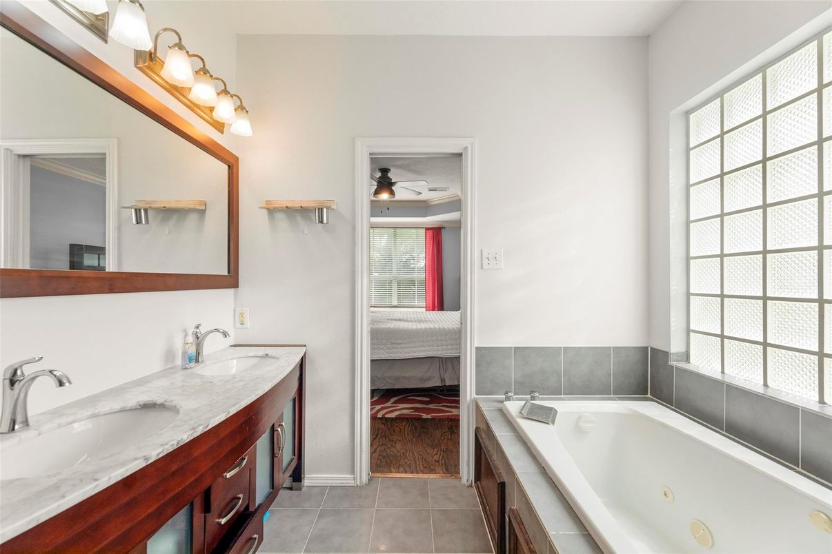 Bathroom, Dual Sink Vanities, Interior