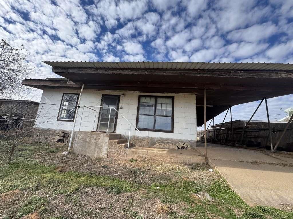 Exterior, Facade, None