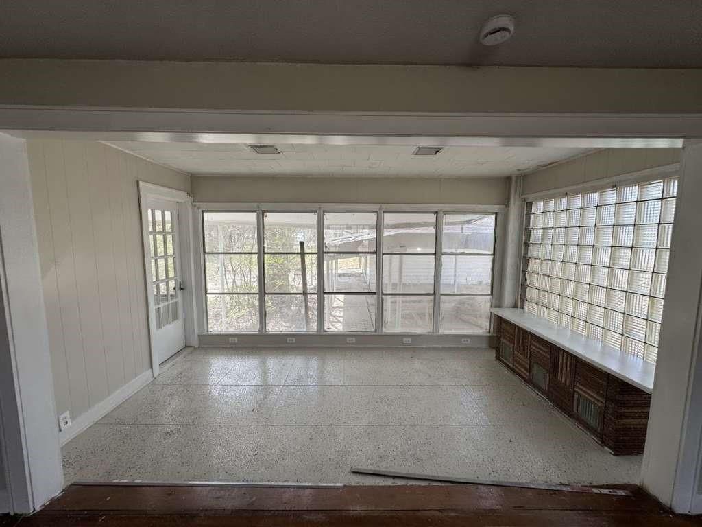 Empty room, Interior