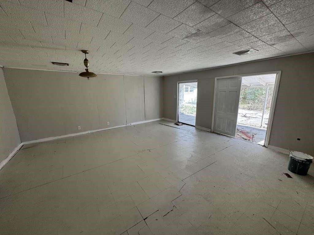 Empty room, Interior