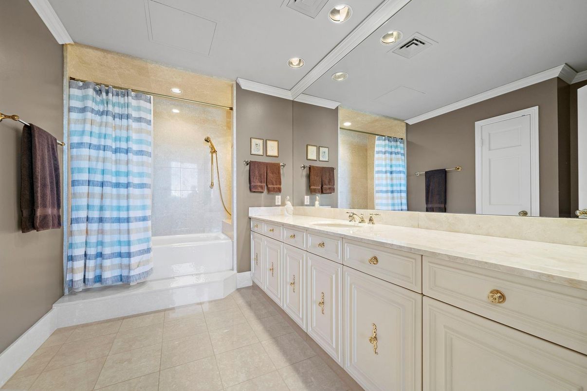 Bathroom, Dual Sink Vanities, Interior, Recessed Lighting