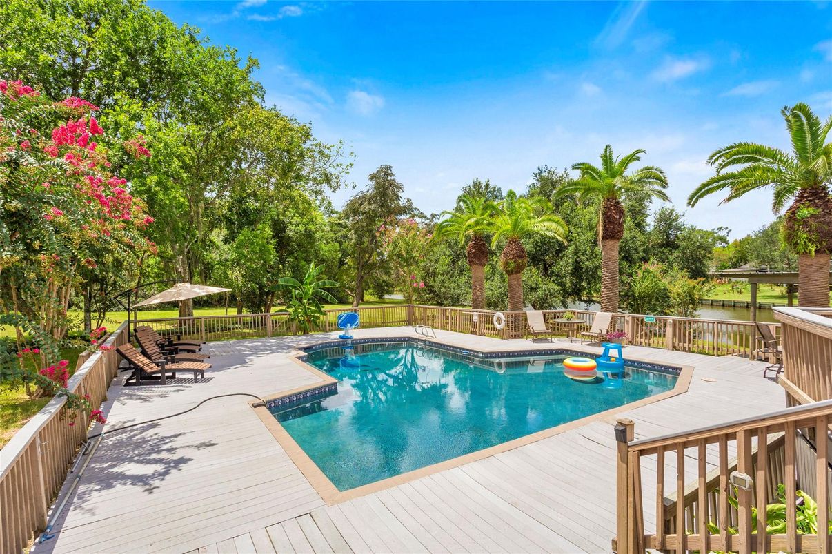 Exterior, Pool, Water