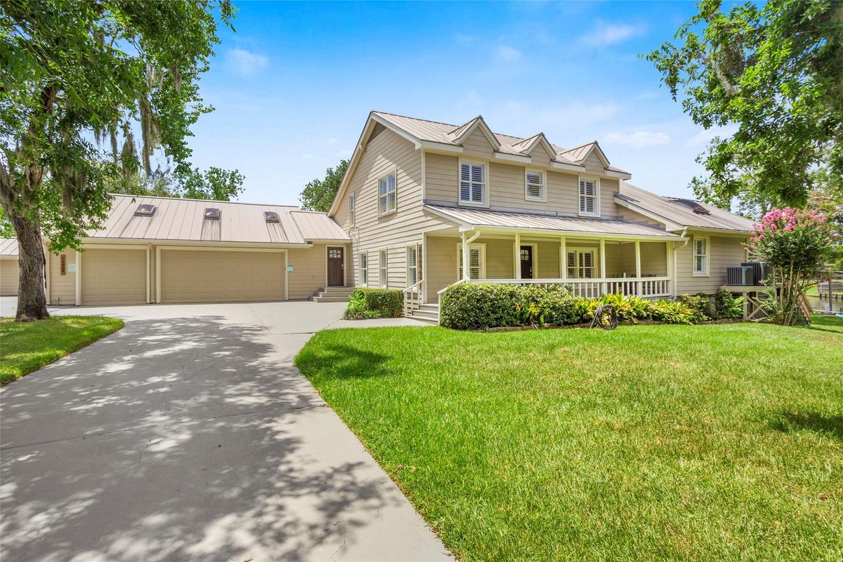 Attached, Exterior, Facade, Farmhouse