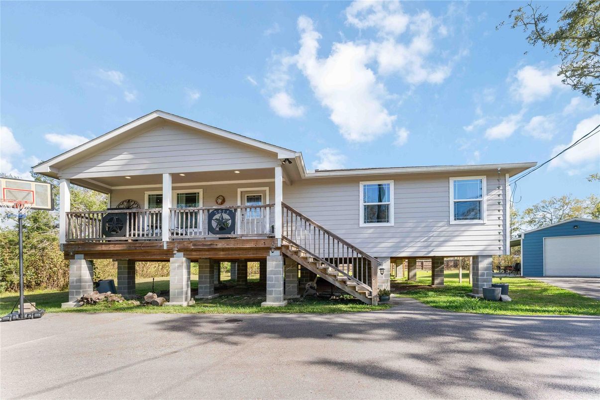 Exterior, Facade, Split Level