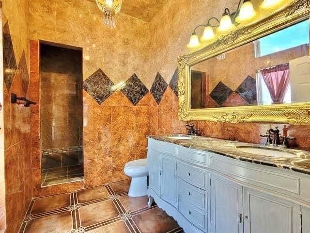 Bathroom, Dual Sink Vanities, Interior