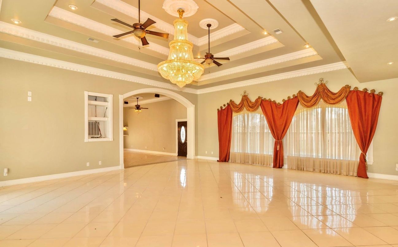 Chandelier, Empty room, Interior, Recessed Lighting
