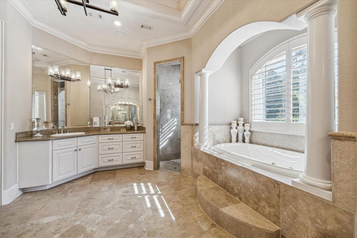 Bathroom, Dual Sink Vanities, Interior, Recessed Lighting