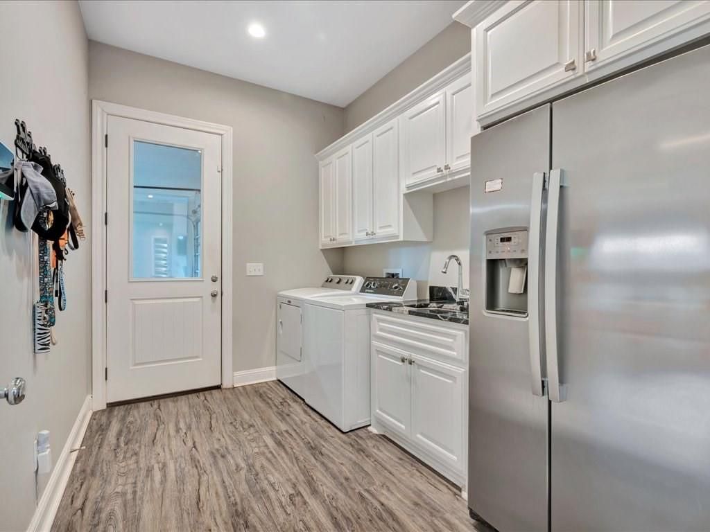 Interior, Recessed Lighting, Washer, Wood Texture Flooring
