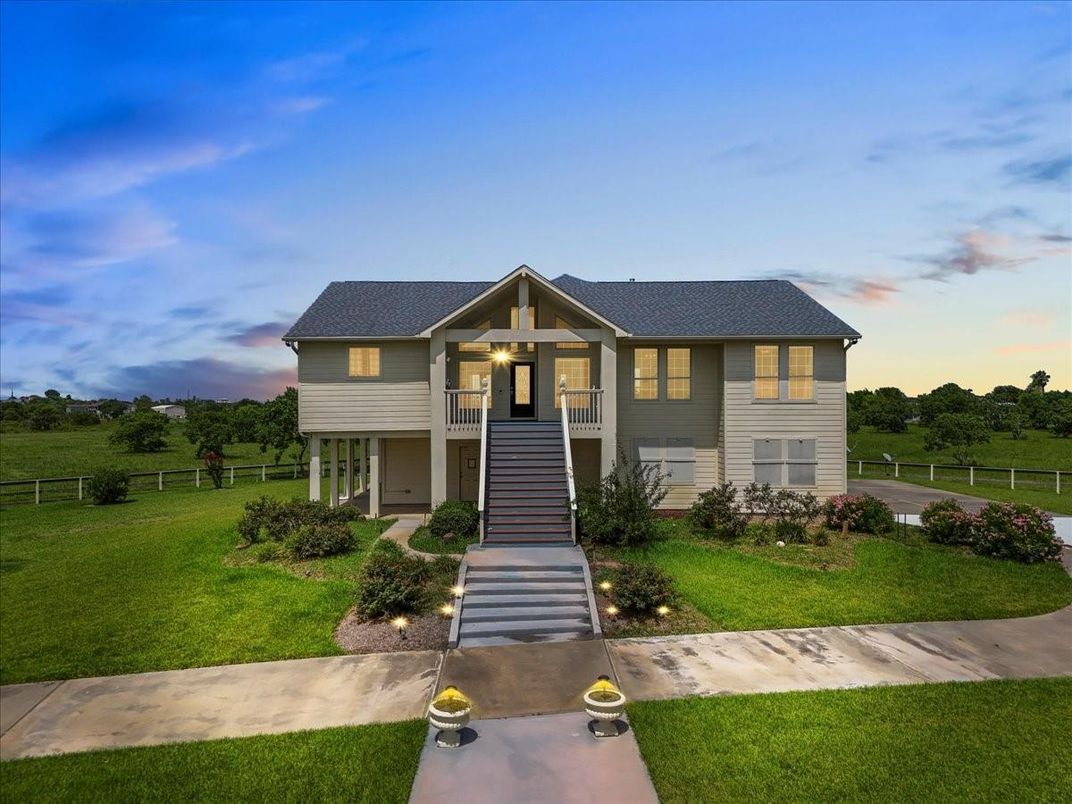 Exterior, Facade, Raised Ranch