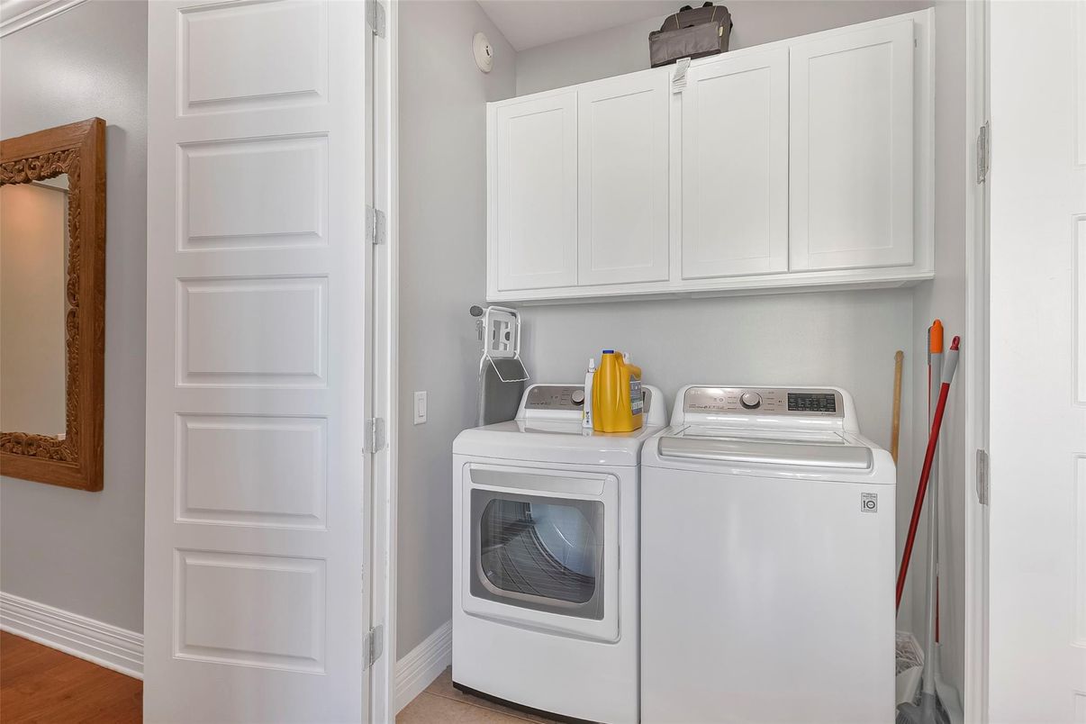 Interior, Washer, Wood Texture Flooring