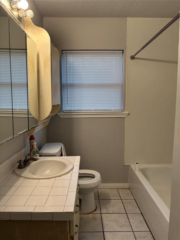 Bathroom, Interior, Tile Countertops
