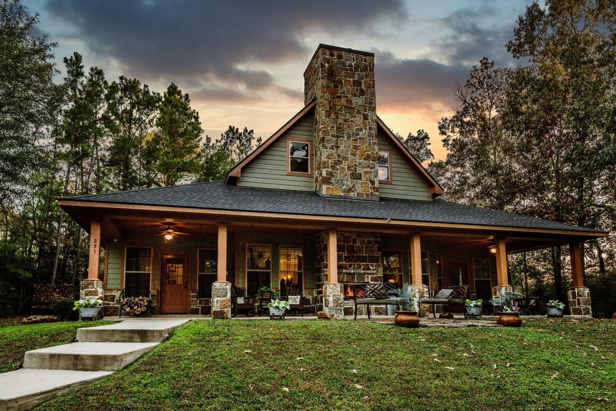Exterior, Facade, Log Home