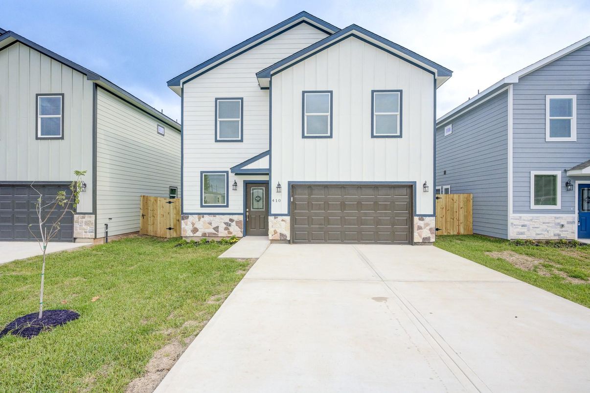 Attached, Exterior, Facade, Rowhouse