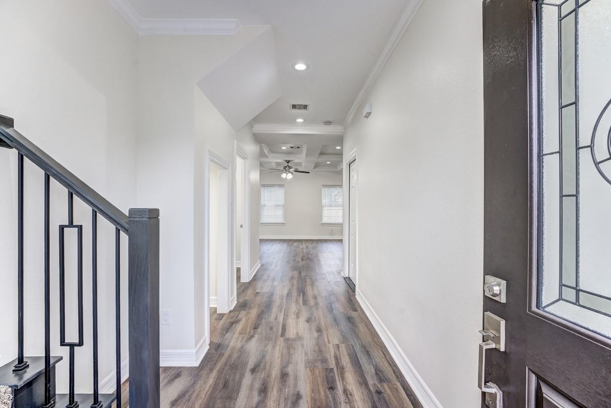 Interior, Recessed Lighting, Wood Texture Flooring