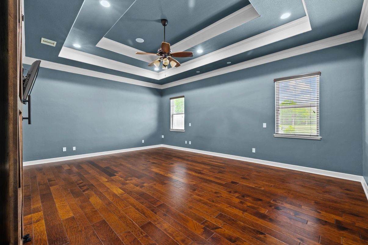 Empty room, Interior, Recessed Lighting, Wood Texture Flooring