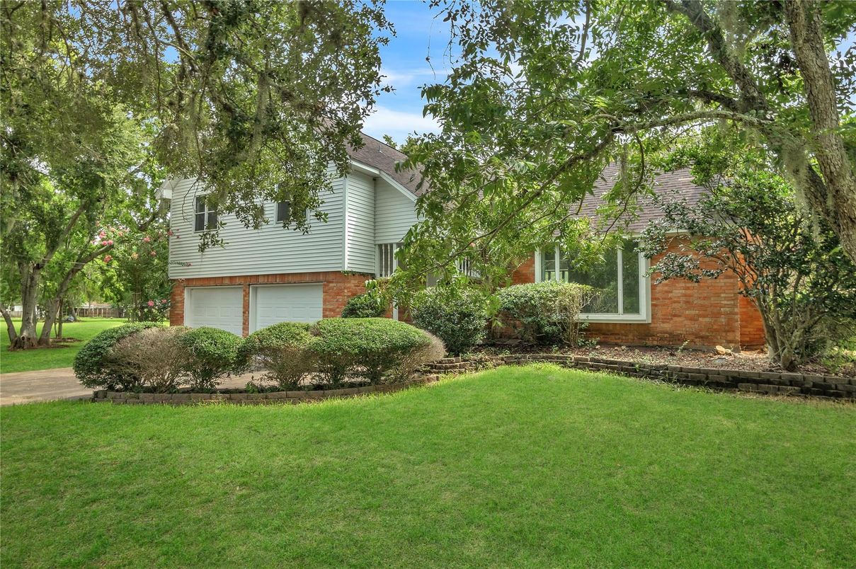 Attached, Exterior, Facade, Brick Facade, Split Level