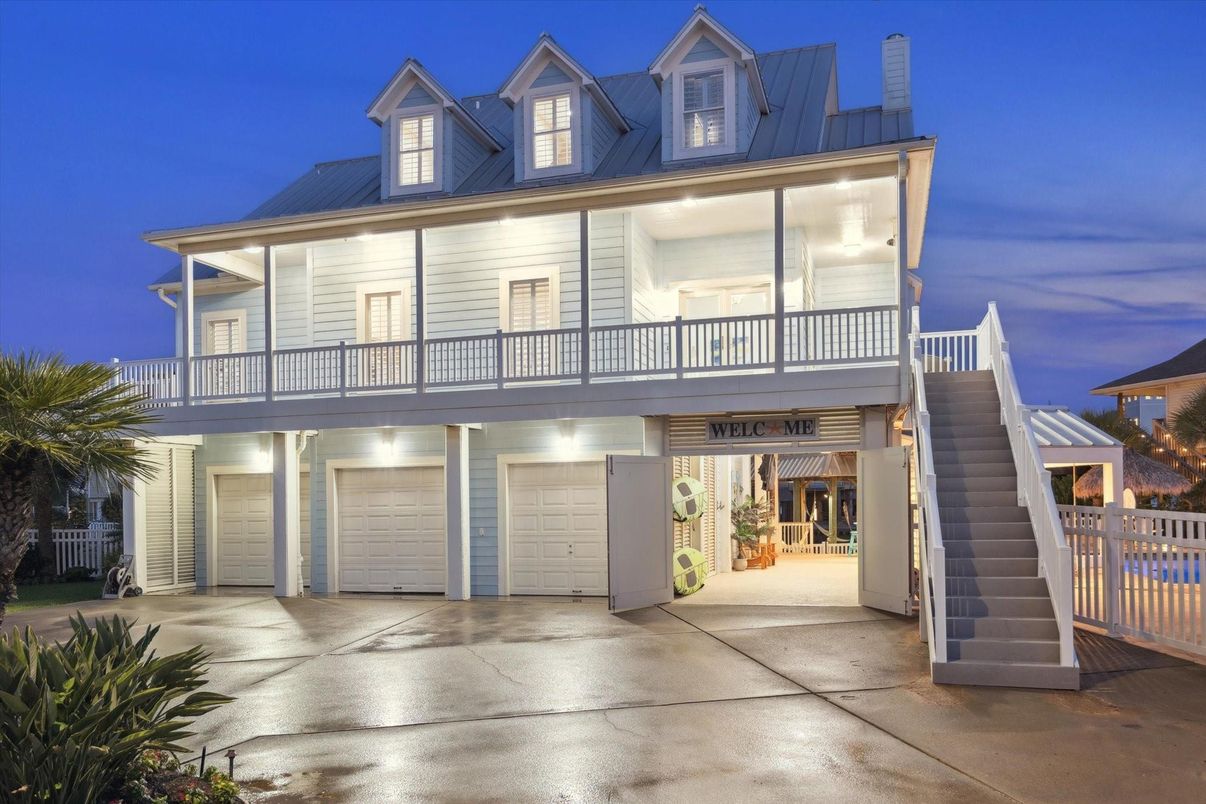 Attached, Exterior, Facade, American Foursquare