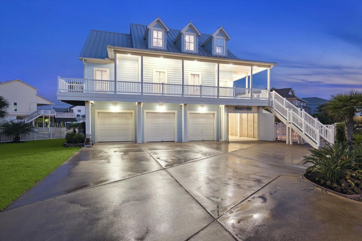 Attached, Exterior, Facade, Farmhouse