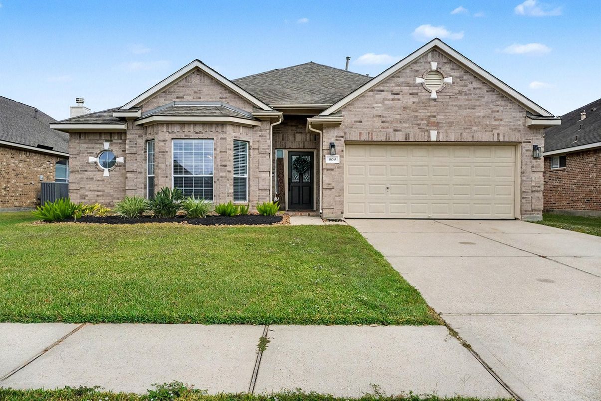 Attached, Exterior, Facade, Brick Traditional