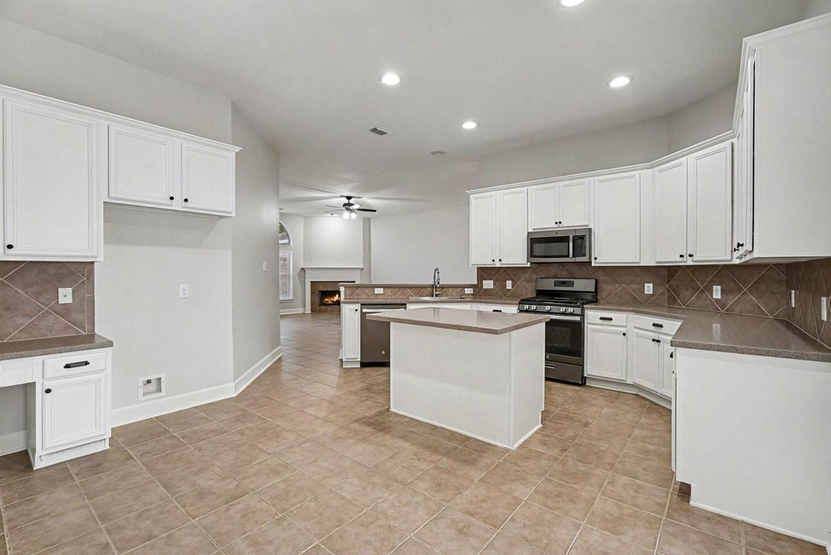 Fireplace, Interior, Kitchen, Recessed Lighting