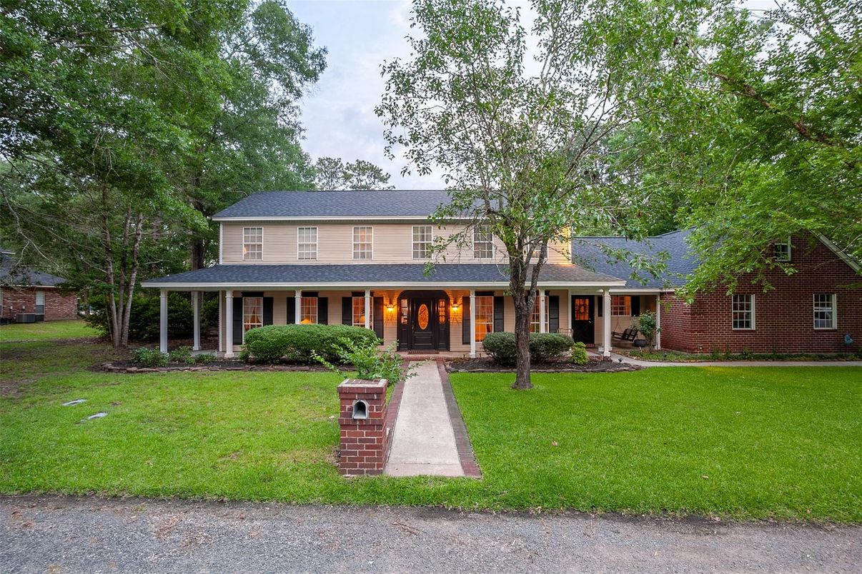 Exterior, Facade, Brick Facade, Farmhouse