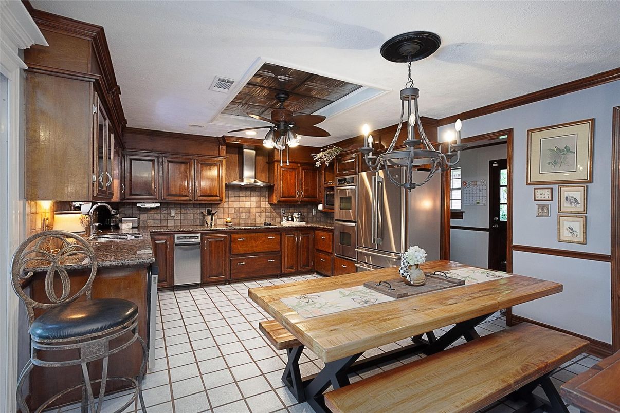 Dining room, Interior, Kitchen, Pendant Lights, Stainless Steel Appliances
