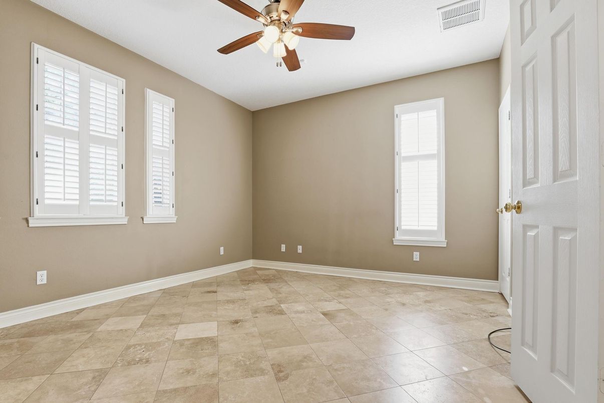 Empty room, Interior