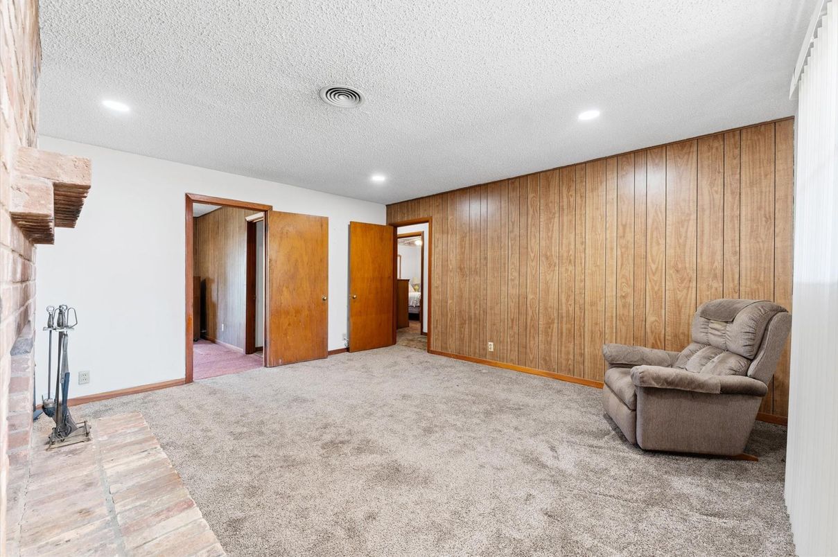 Empty room, Interior, Recessed Lighting, Wooden Walls