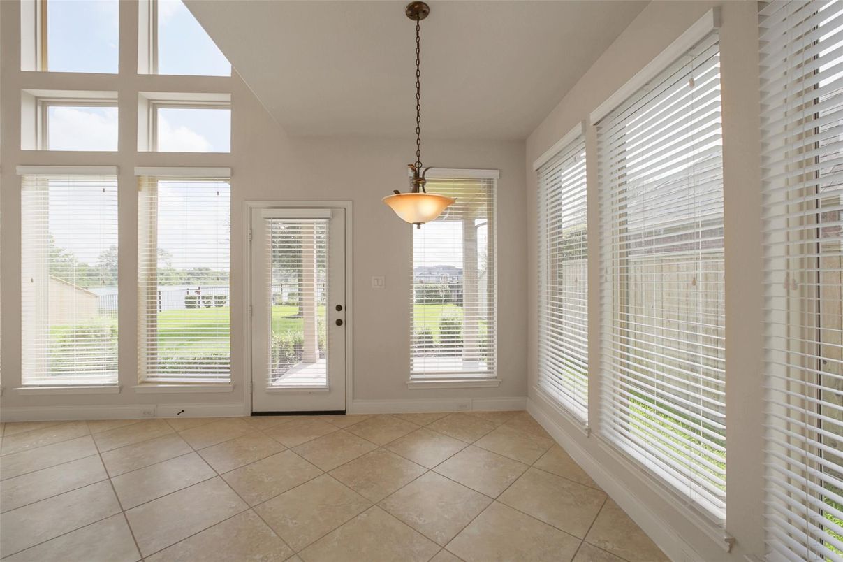 Empty room, Interior, Pendant Lights