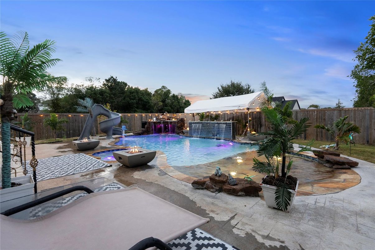 Exterior, Playground, Pool