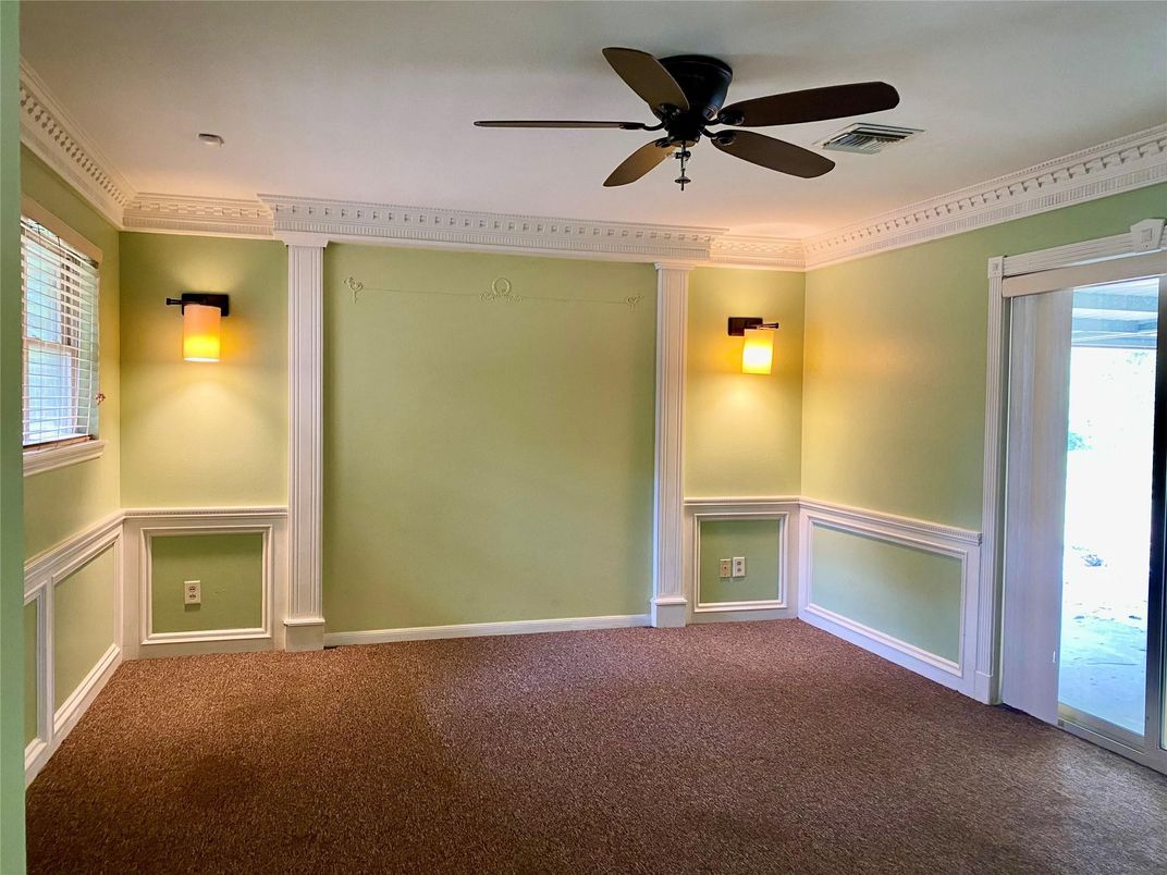 Empty room, Interior