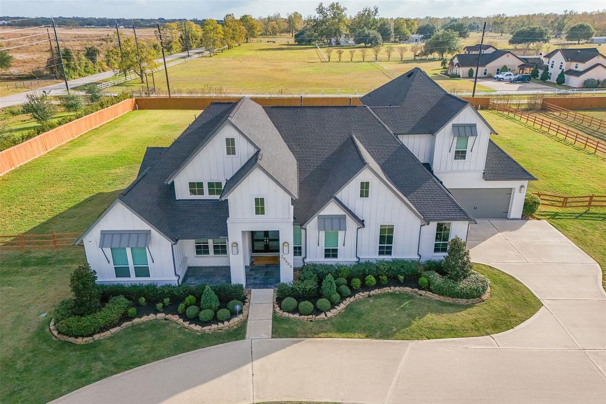 Exterior, Facade, Farmhouse
