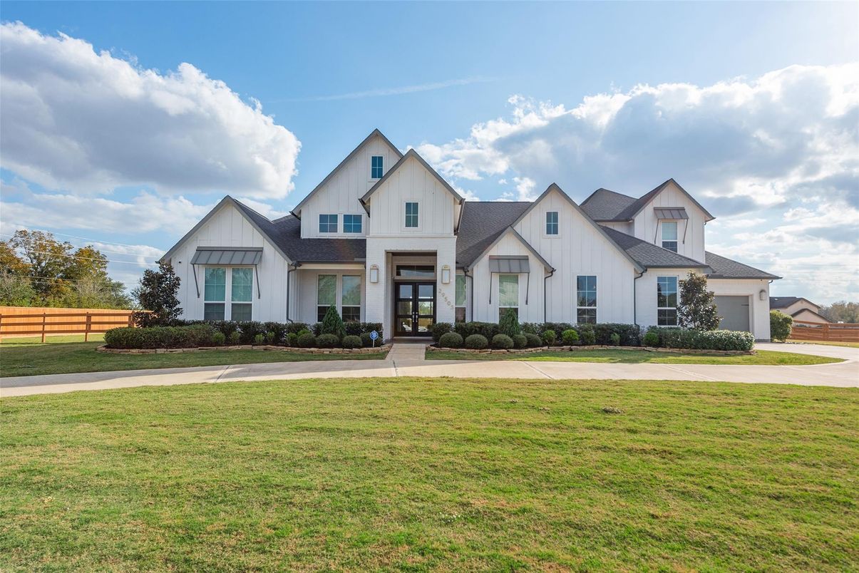 Backyard, Exterior, Facade, Farmhouse