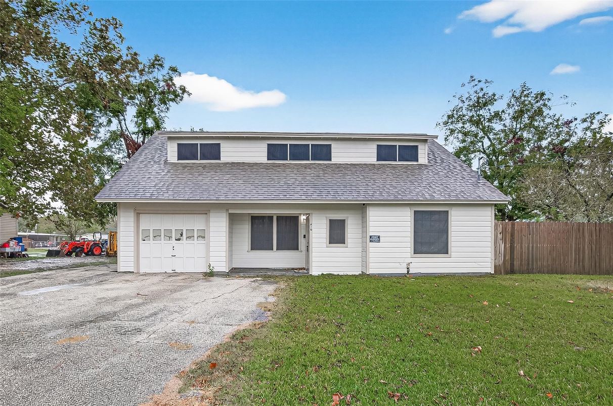 Attached, Exterior, Facade, Cape Cod