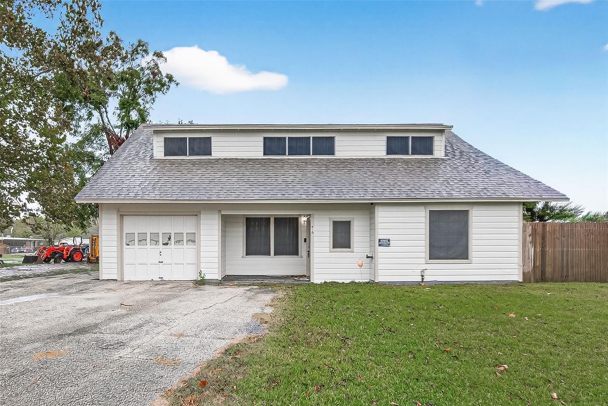 Attached, Exterior, Facade, Cape Cod