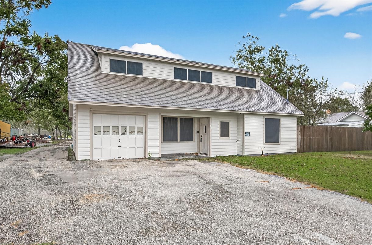 Attached, Exterior, Facade, Cape Cod