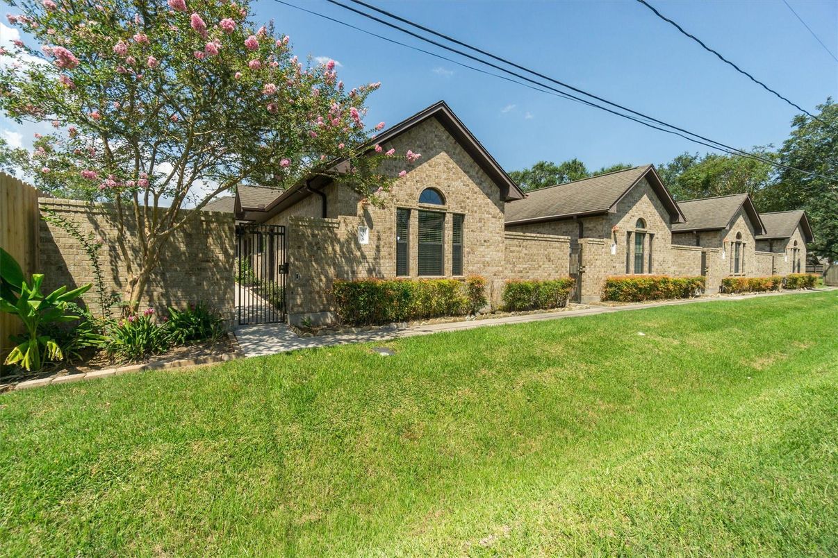 Backyard, Exterior, Facade, Brick Facade, Brick Traditional