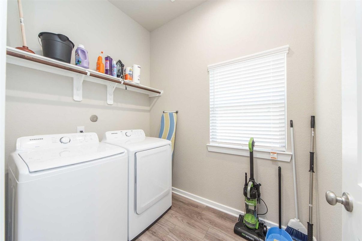 Interior, Washer, Wood Texture Flooring