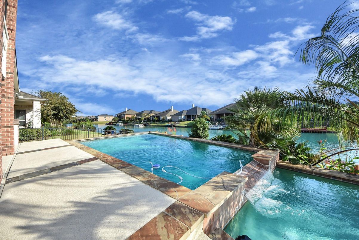 Exterior, Pool, Water