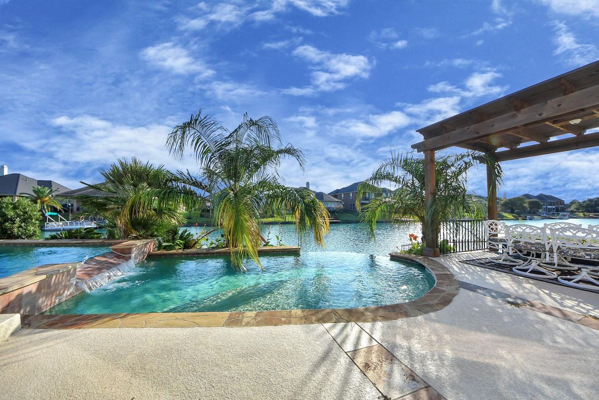 Exterior, Pool, Water