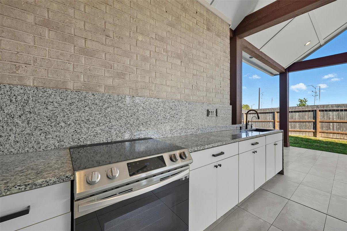 Exterior, Outdoor Kitchen