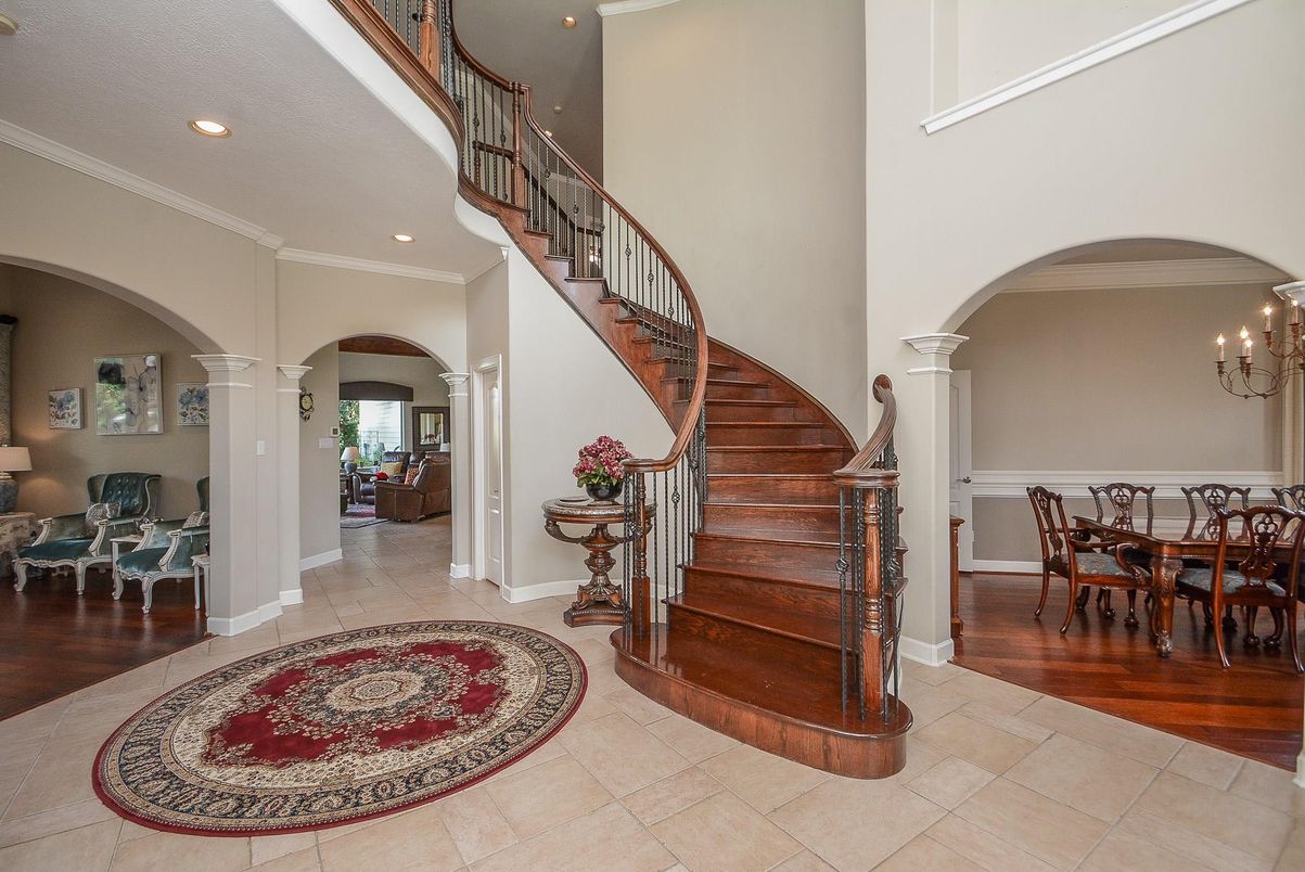 Chandelier, Dining room, Interior, Recessed Lighting, Wood Texture Flooring