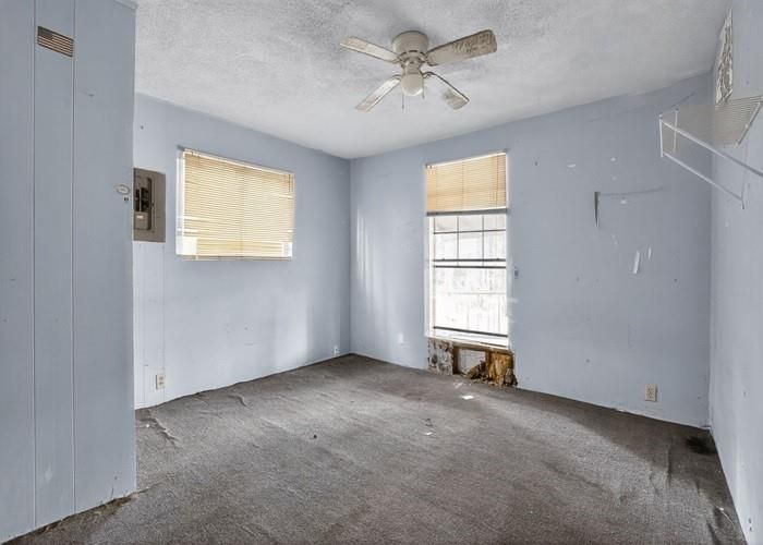 Empty room, Interior