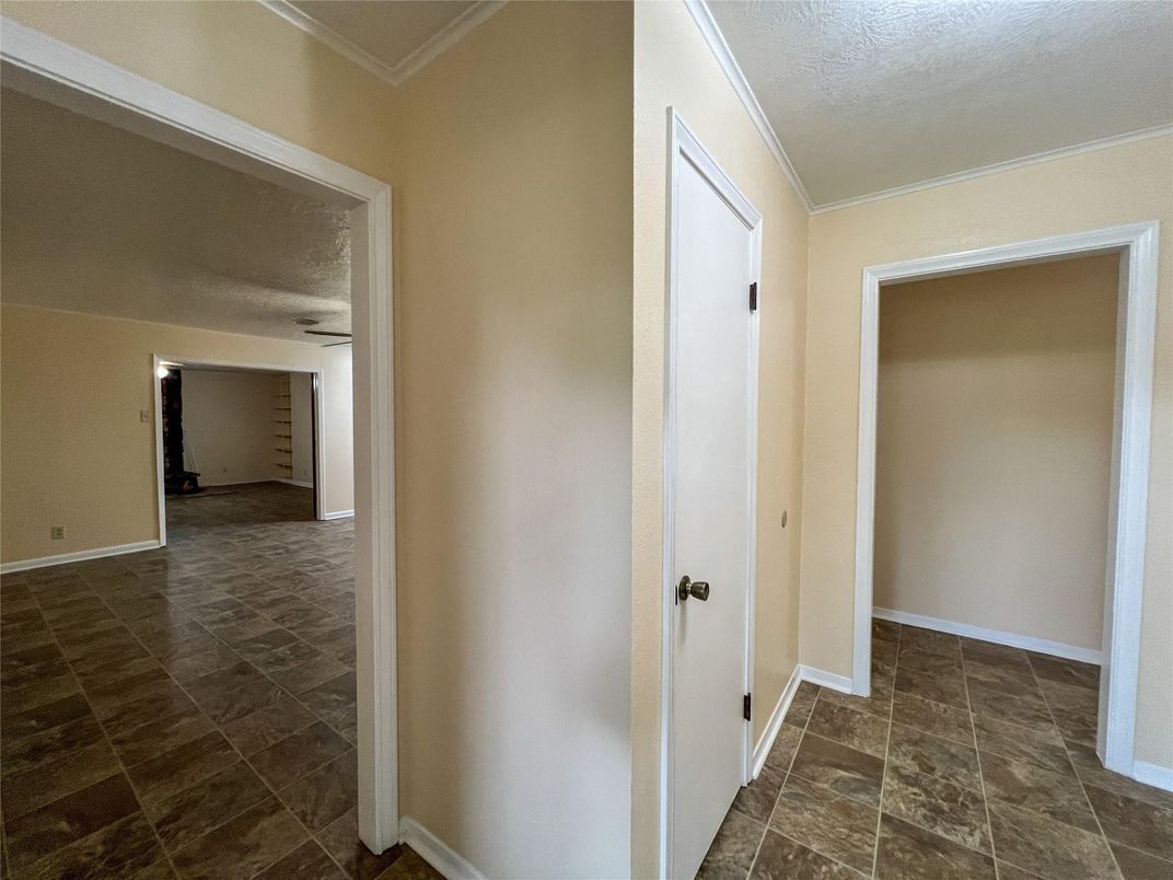 Empty room, Interior