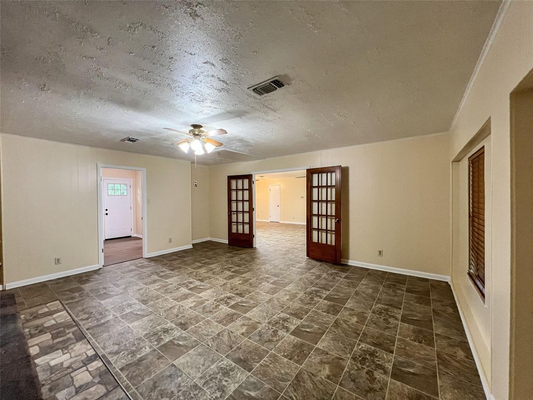 Empty room, Interior